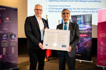 Deputy Director-General Thomas Skordas (right, Directorate-General for Communications Networks, Content and Technology, EC) and Director General Frank Monteny (left, Directorate Research and Space, Belgian Science Policy Office) celebrate the signature of the Quantum Declaration.