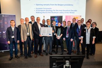 Members of European Commission, delegates from signing Member States and Quantum Initiative representatives celebrating the signature of the European Declaration on Quantum Technologies under the auspices of the Belgian Presidency at the ‘Shaping Europe’s Quantum Future’ conference.