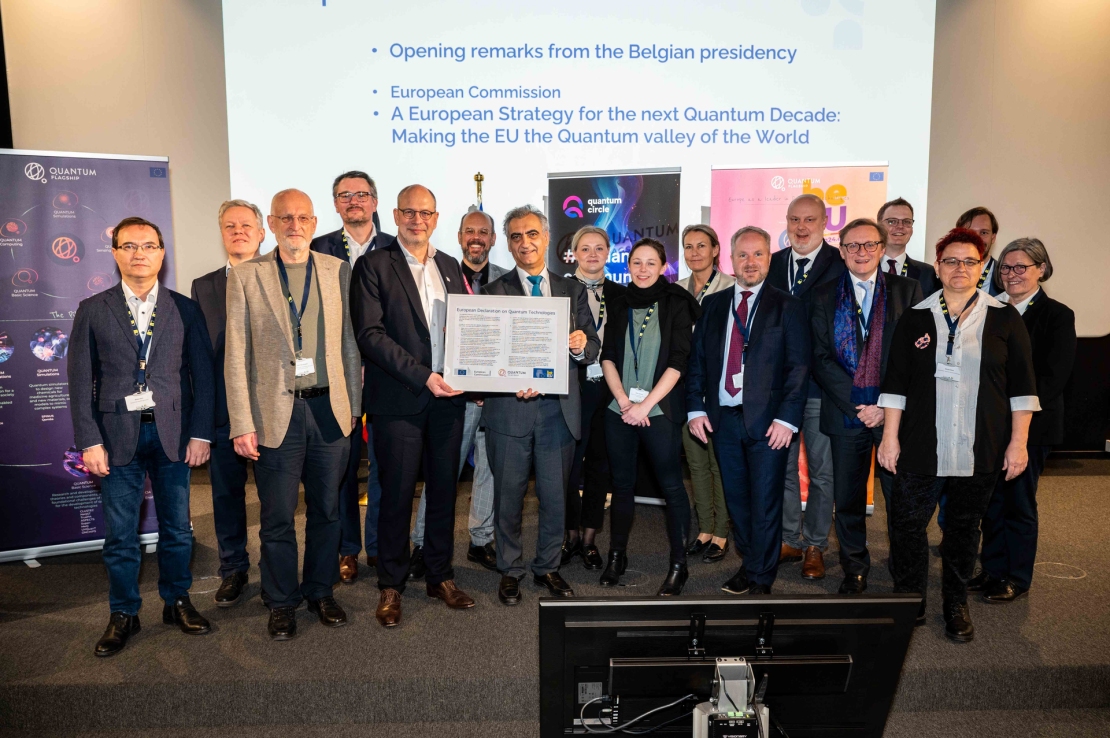 Members of European Commission, delegates from signing Member States and Quantum Initiative representatives celebrating the signature of the European Declaration on Quantum Technologies under the auspices of the Belgian Presidency at the ‘Shaping Europe’s Quantum Future’ conference.