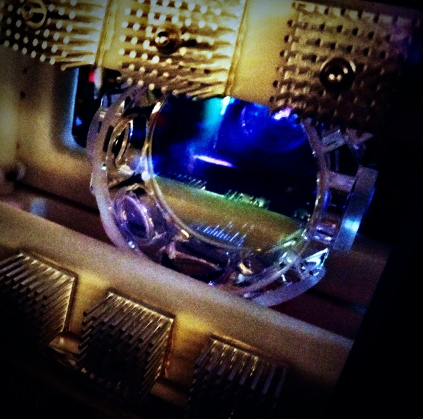 Figure 2: A 3 cm-long ensemble of cesium atoms laser-cooled in a glass chamber is used as a quantum memory. Credit: LKB.